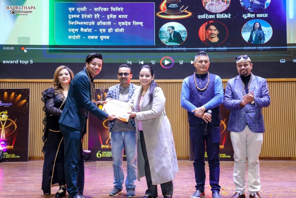 मुकेस गुरुङलाई ६औं जीनियस अवार्डमा “बेस्ट डेब्यु मोडल”को सम्मान