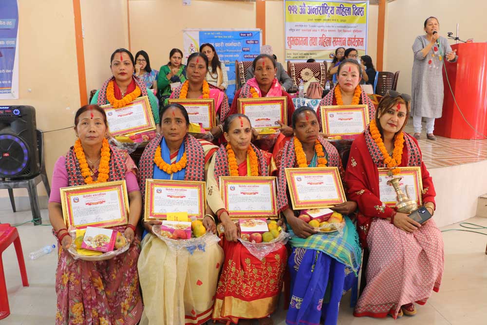 बिर्तामोड नपाद्वारा महिला श्रमिकलाई सम्मान
