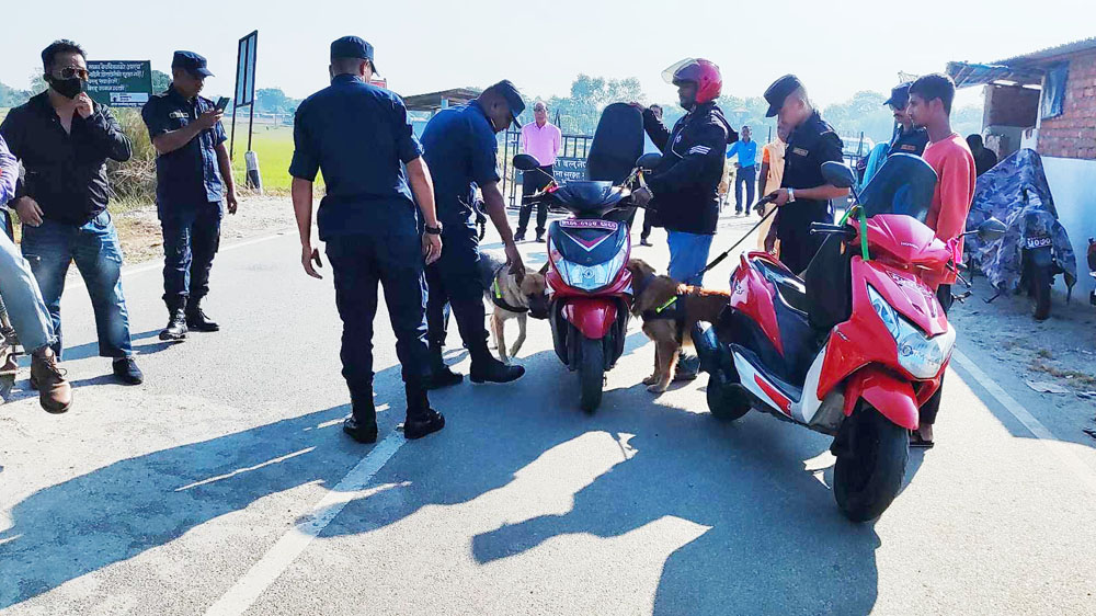 भद्रपुरमा तालिम प्राप्त कुकुरसहितको प्रहरी चेकिङ