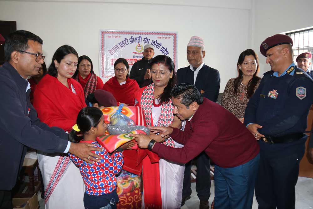 फरक क्षमता भएका बिद्यार्थीहरुलाई न्यानो कपडा तथा फलफूल बितरण