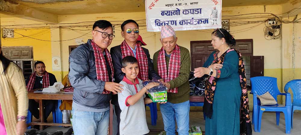रुद्र गौरी श्री अम्बिका ओली प्रतिष्ठानद्वारा भगवती माविका ५० जना विद्यार्थीलाई न्यानो कपडा वितरण