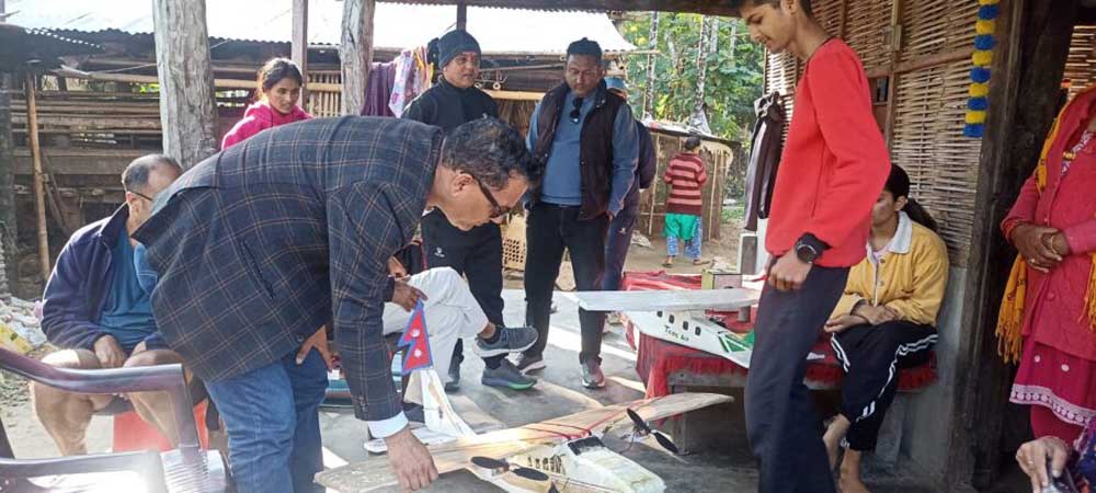 झापामा कक्षा १० मा अध्ययनरत सबिनले उडाए ‘नमूना हवाईजहाज’