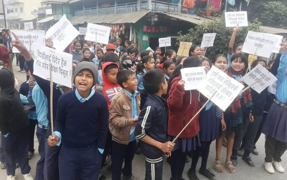 विद्यार्थी र अभिभावक आन्दोलित