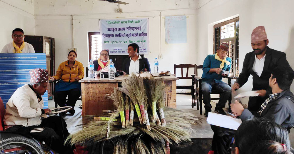 शिवसताक्षीमा अपाङ्गता भएकालाई आत्मनिर्भर बनाउन सीप प्रदान, अतिथिलाई कुचो उपहार