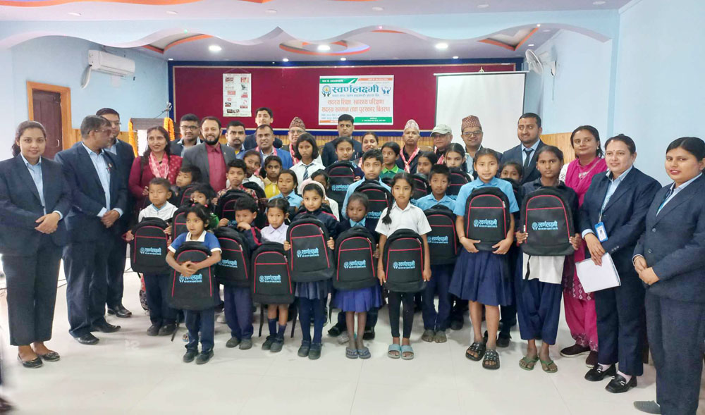स्वर्णलक्ष्मी साकोसद्वारा सदस्यलाई सम्मान, विद्यार्थी ब्याग