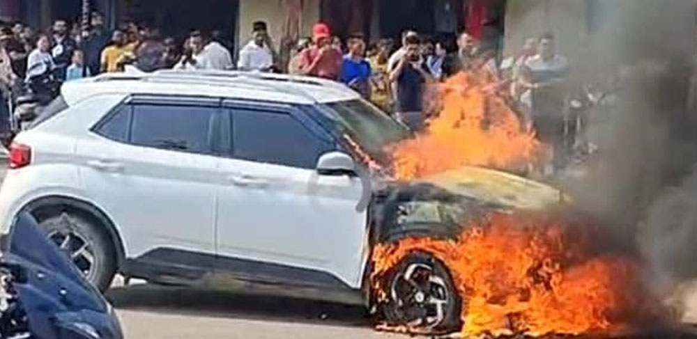 बिर्तामोडमा कुदिरहेको कारमा आगलागी