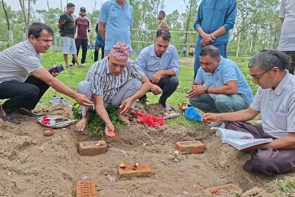 कनकाईमा ८० लाखको लागतमा कवर्ड हलको निर्माण शुरु, नगरप्रमुख पोखरेलद्वारा शिलान्यास