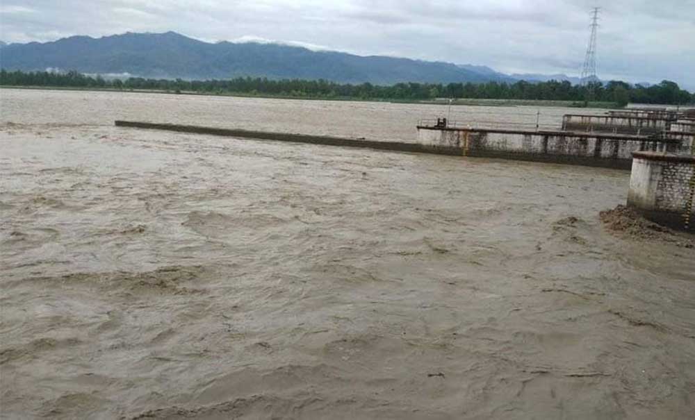 महाकालीमा बहाव बढेपछि चारपाङ्ग्रे सवारी आवतजावतमा रोक
