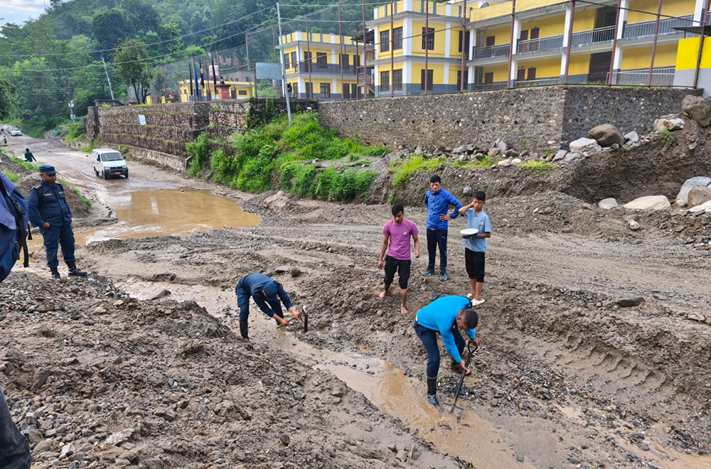 निरन्तरको वर्षाले बीपी राजमार्ग बारम्बार अवरुद्ध, यात्रु अलपत्र