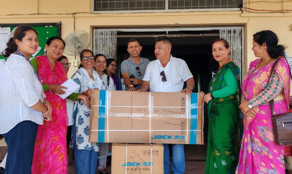 अर्जुनधारा नगरपालिकाद्वारा अपाङ्गता भएका परिवारको जीविकोपार्जनका लागि ओभरकल मेसिन प्रदान