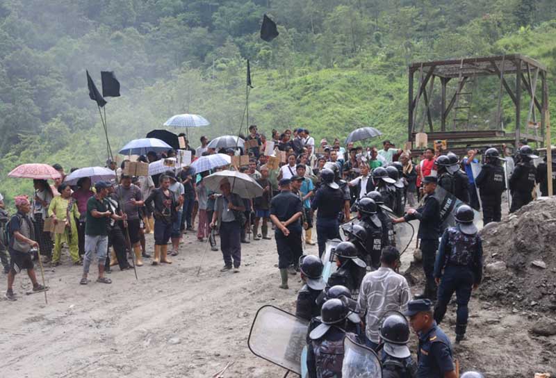 तमोरमा जलविद्युत् निर्माण, स्थानीयले गरे कार्यक्षेत्रमा बिरोध प्रदर्शन