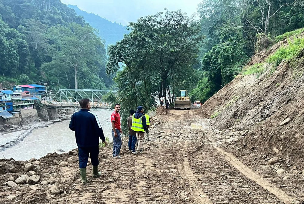 इलाममा पहिरोका कारण अवरुद्ध सडक पुनः सञ्चालन