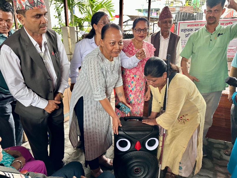 बिर्तामोड नगरपालिकाले दियो अपाङ्गता भएका व्यक्तिलाई सहायक सामग्री र व्यावसायिक प्रविधि