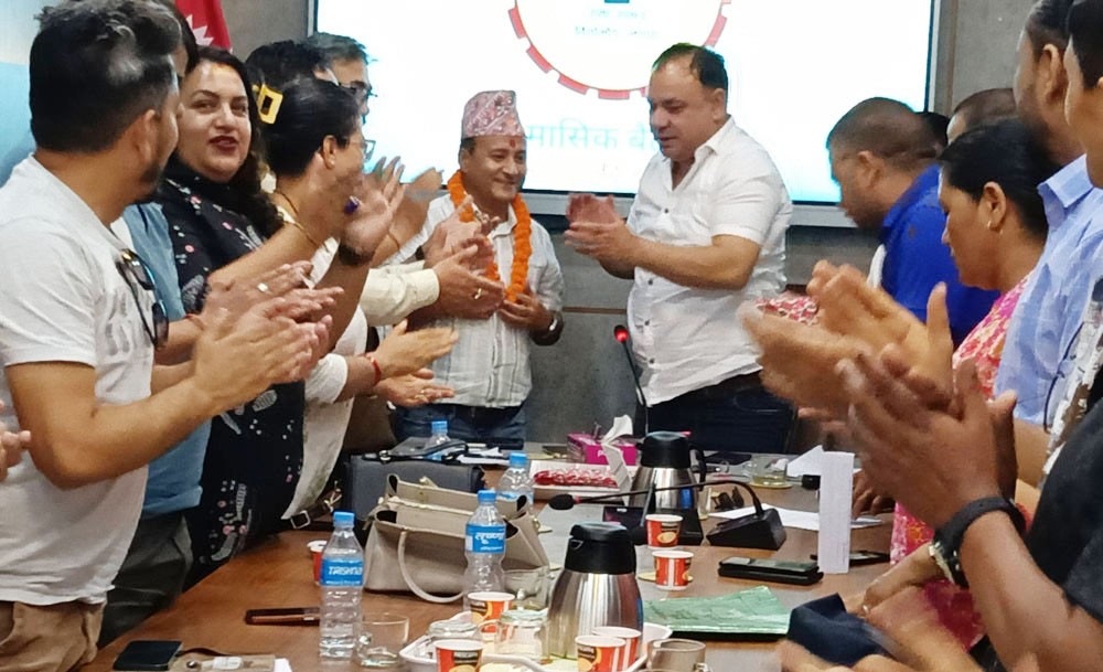 बिर्तामोडको व्यवसायी राहत कोष : जन्मदिनमा निर्मल भट्टराईद्वारा २१ हजार सहयोग