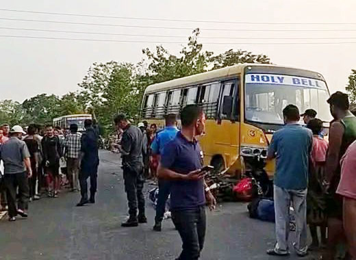 झापाको मेचीनगरमा स्कूल बस र मोटरसाइकल ठोक्किँदा दुई जनाको मृत्यु