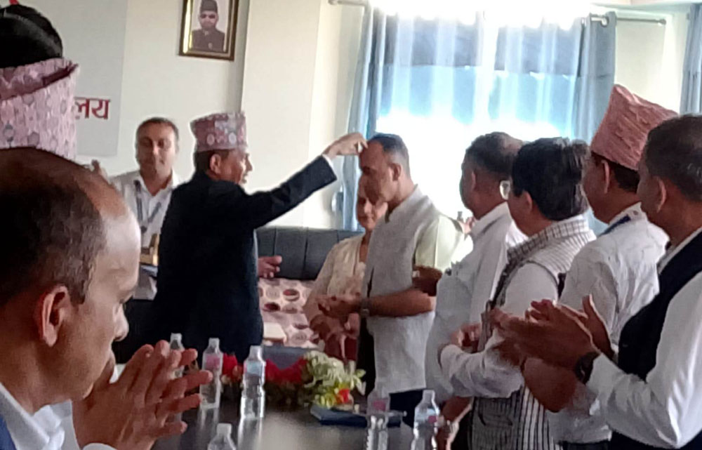 प्रमुख न्यायाधीश उमेशप्रसाद लुइटेललाई कर्मचारी मिलन केन्द्र झापाद्वारा विदाइ