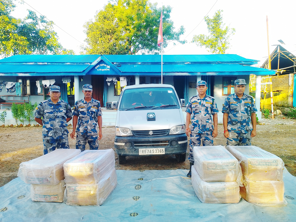 झापामा हुक्कामा प्रयोग हुने फ्लेवर र भारतीय भ्यानसहित १५ लाखको सामान बरामद