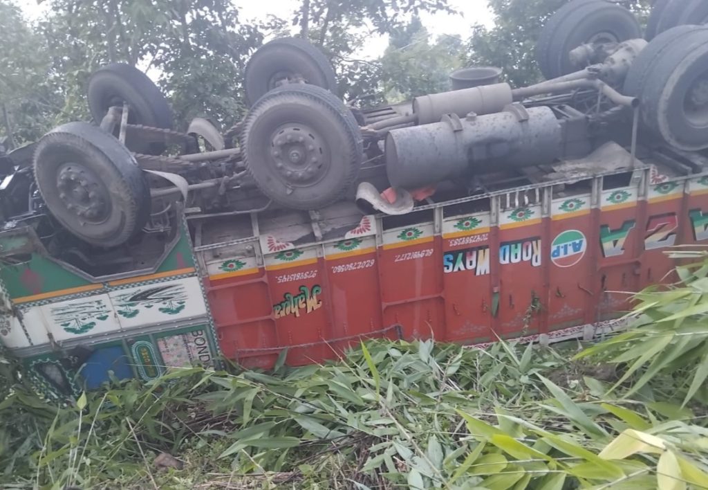 इलाममा बेली ब्रिजको सामान बोकेको ट्रक दुर्घटना, एक जनाको मृत्यु