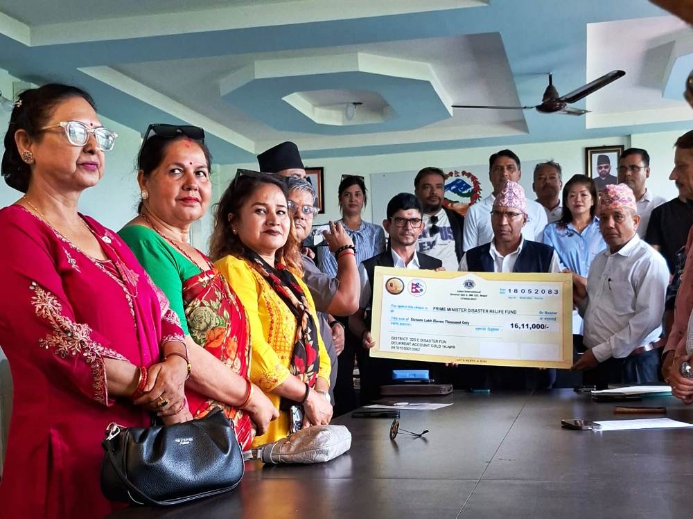 भोटेकोशी बाढी प्रभावितलाई लायन्स इन्टरनेशनल डिस्ट्रिक्ट ३२५ सीको १६ लाख ११ हजार रुपैयाँ सहयोग