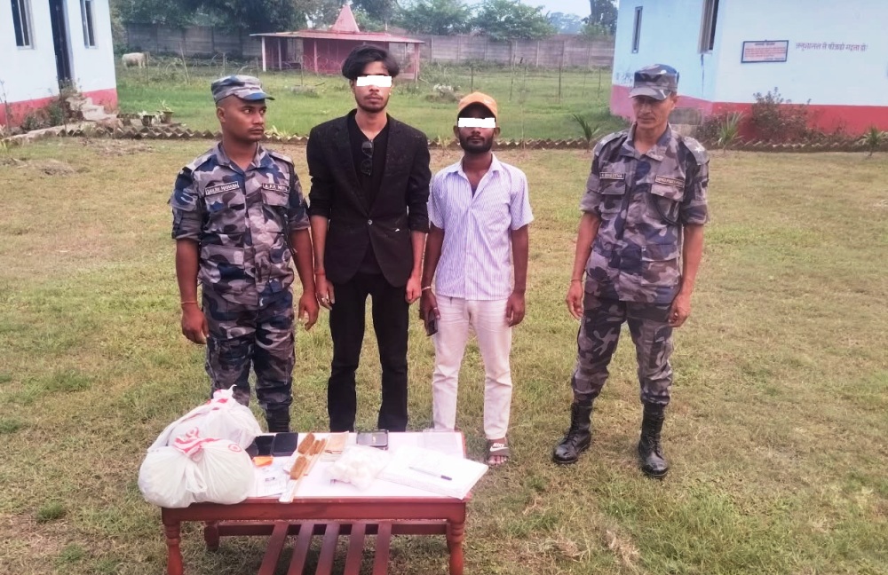 झापामा १२.७७० ग्राम सुनसहित दुई जना पक्राउ