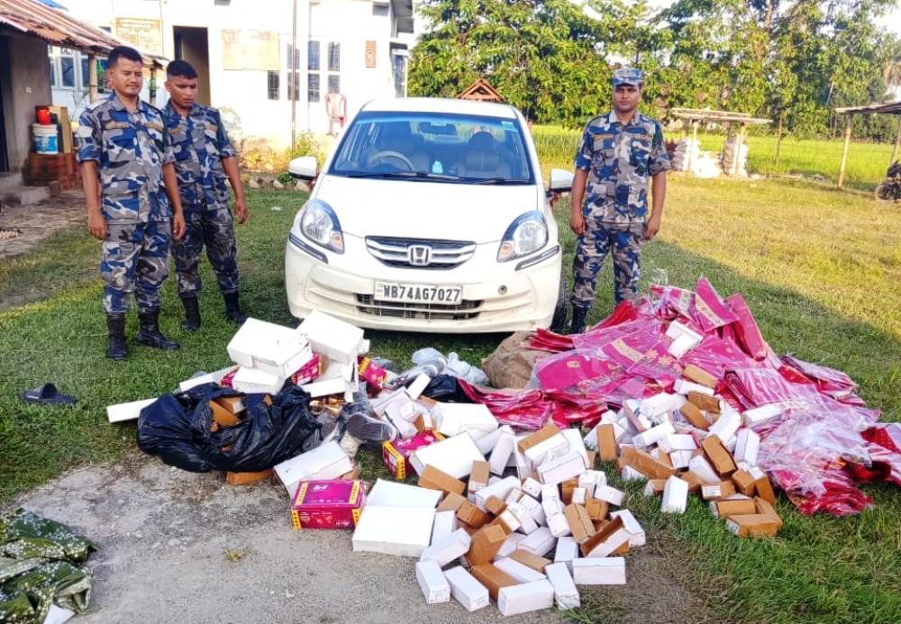 झापामा दुई भारतीय कार र अटोसहित लाखौँका अवैध सामान बरामद